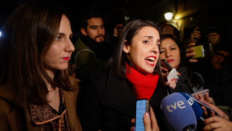 La eurodiputada Irene Montero con la secretaria general de Podemos, Ione Belarra, a su llegada a la Taberna Garibaldi de Madrid para presentar su libro 'Algo habremos hecho'.