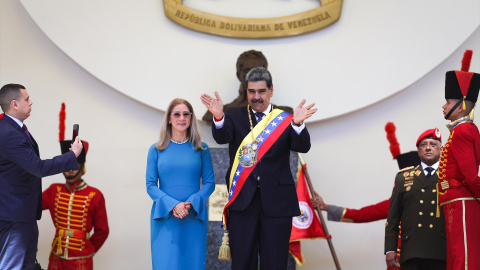 Nicolás Maduro, con la banda presidencial, saluda a los asistentes a su toma de posesión este viernes 10 de enero.