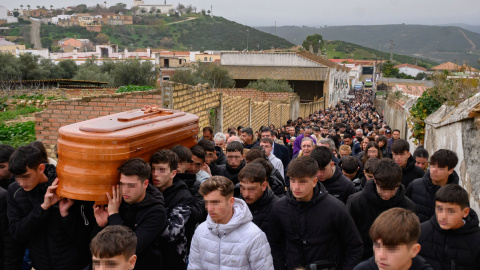 Amigos y compañeros de Aarón, el joven de 17 años asesinado el pasado miércoles a la salida del instituto en Gerena (Sevilla), donde cursaba sus estudios, portan el féretro con los restos mortales del joven durante su funeral.