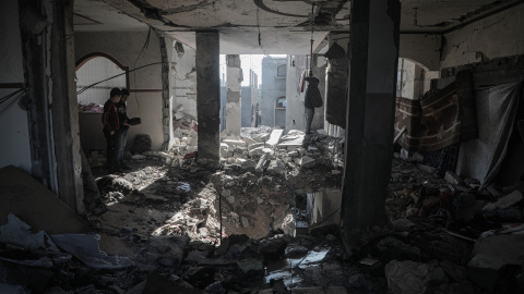 Palestinos inspeccionan los daños causados ​​por un ataque aéreo israelí a un apartamento en Deir al-Balah, en el centro de la Franja de Gaza en una imagen de archivo.