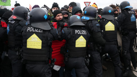 Agentes de policía tratan de aplacar una manifestación contra la conferencia federal del partido AfD, a 11 de enero de 2025.