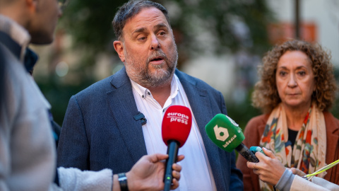 El líder de ERC, Oriol Junqueras(c), durante lunas declaraciones a la prensa a 13 de diciembre de 2024, en Barcelona, Catalunya.