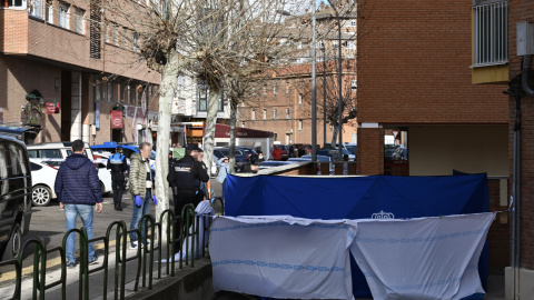 Efectivos policiales en las inmediaciones del lugar en el que un menor de edad ha matado, presuntamente, en plena calle a puñaladas a su padre a 11 de enero de 2025, en Palencia