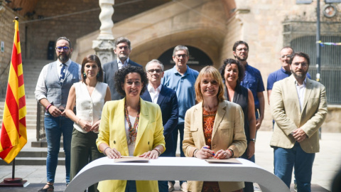 Signatura de l'acord d'investidura de Salvador Illa entre els equips negociadors d'ERC i PSC a l'agost, liderats per Marta Rovira i Lluïsa Moret, respectivament.