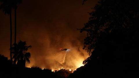 Un helicóptero arroja agua sobre el incendio de Palisades en Los Ángeles, a 10 de enero de 2025.