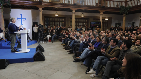 El presidente del PP, Alberto Núñez Feijóo, interviene durante la clausura del acto de presentación de la 'Declaración de Asturias', en el Hotel de la Reconquista, a 12 de enero de 2025, en Oviedo, Asturias.