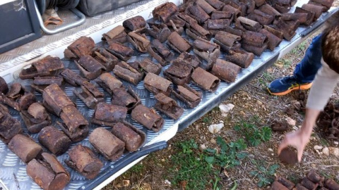 Les 90 granades de la Guerra Civil que s'han localitzat en una cabana de pedra seca del Pla de Santa Maria (Alt Camp).