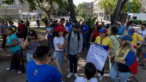 SANTIAGO (CHILE), 11/01/2025.- Personas participan en una manifestación convocada por el Comando con Venezuela este sábado, en Santiago (Chile). Un centenar de venezolanos residentes en Chile protestaron en el centro de Santiago contra la investidura de Nicolás Maduro, en una marcha convocada por la oposición, un día después de su toma de posesión. EFE/ Ailen Díaz