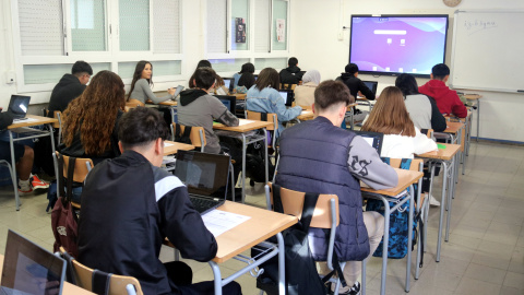 Alumnes de l'Institut Neus Català de Cornellà de Llobregat fent les proves diagnòstiques