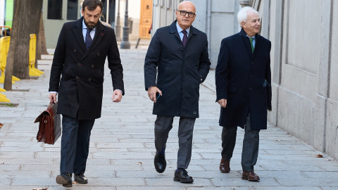 El senador del PP Manuel Baltar, el centro, a su llegada con sus abogados en la mañana de este lunes al Tribunal Supremo.