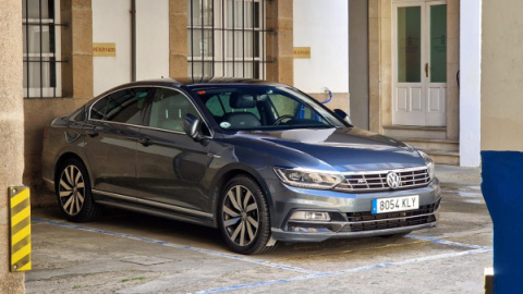 El Volkswagen Passat oficial de la Deputación de Ourense que conducía Manuel Baltar, en el aparcamiento de la institución