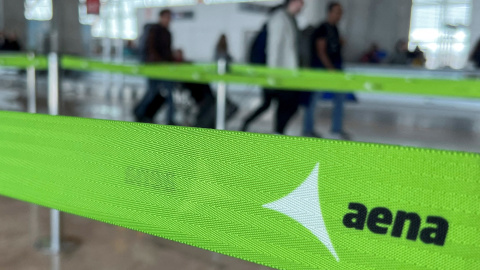 El logo del operador aeroportuario Aena en el Aeropuerto Adolfo Suarez Barajas de Madrid.