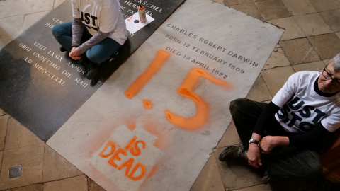 Activistas climáticos de 'Just Stop Oil' protestan después de pintar sobre la tumba del naturalista británico Charles Darwin en la Abadía de Westminster en Londres, (Gran Bretaña).