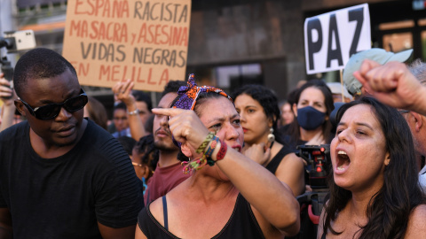 Varias personas durante una manifestación contra las políticas migratorias en Madrid. Imagen de archivo.