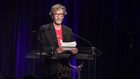 Neil Gaiman interviene durante la ceremonia de los Premios WGA del Sindicato de Guionistas de Estados Unidos en Nueva York, el 14 de abril de 2024.