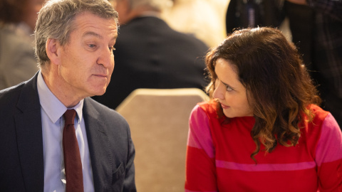 El presidente del Partido Popular, Alberto Núñez Feijóo y la presidenta de la Comunidad de Madrid, Isabel Díaz Ayuso, durante un desayuno informativo este martes, en Madrid.