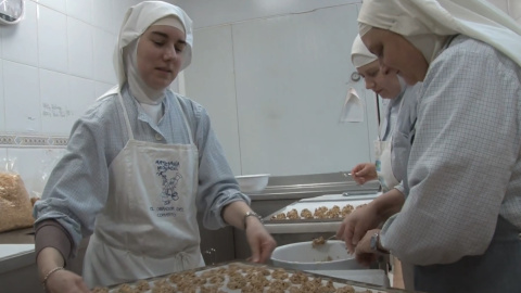 Las exmonjas de Belorado preparan sus conocidos chocolates.