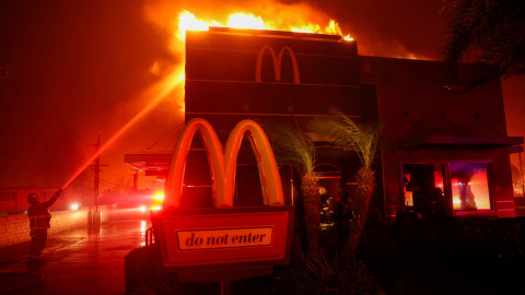 Bomberos tratan de apagar las llamas del incendio 'Eaton', que asola el barrio de Pasadena, en Los Ángeles (EEUU), a 7 de enero de 2025.