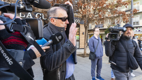 El juez jubilado Manuel Piñar a la salida del Juzgado de Instrucción 3 de Granada.