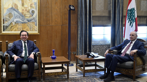 El ministro de Exteriores, José Manuel Albares, junto al presidente del Parlamento libanés, Nabih Berri, este miércoles en Beirut.