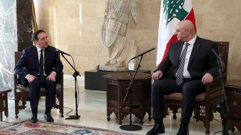 El ministro de Exteriores, José Manuel Albares, este miércoles en Beirut con el presidente de Líbano Joseph Aoun.