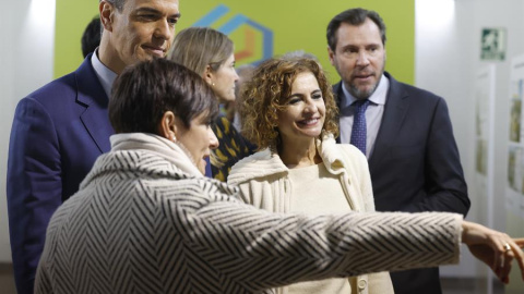 María Jesús Montero junto a Sánchez y a otros ministros del Gobierno. Imagen de archivo.