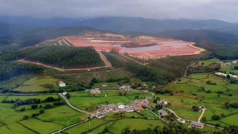 La balsa de lodos rojos de Alcoa en Xove, sobre a una de las aldeas del municipio.