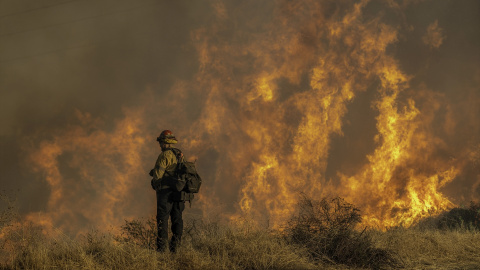 Un bombero en las tareas de extinción de uno de los incendios de Los Ángeles (EEUU), a 11 de enero de 2025.