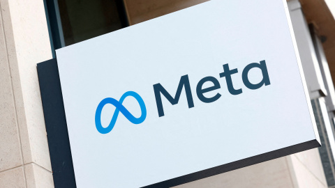 El logo de Meta en sus oficinas en Bruselas.