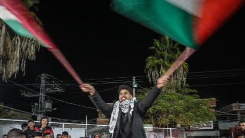 Palestinos celebran tras conocer el acuerdo de alto el fuego en Gaza.