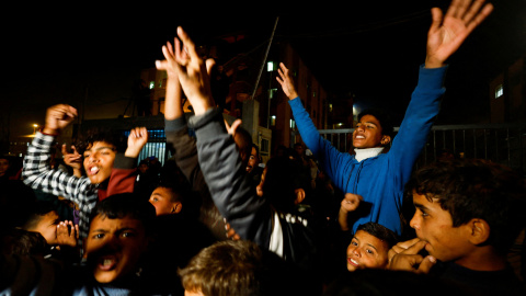 Palestinians react as they wait for news of a ceasefire deal with Israel, in Khan Younis in the southern Gaza Strip, January 15, 2025. REUTERS/Mohammed Salem TPX IMAGES OF THE DAY