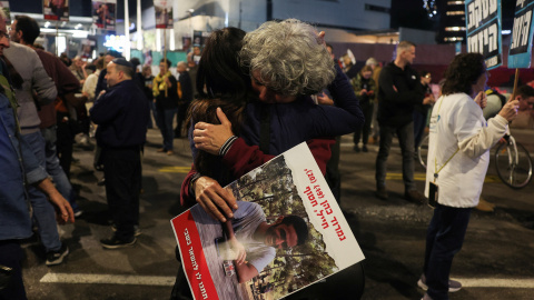 Familiares de rehenes israelíes secuestrados por Hamás, en una protesta en Tel Aviv.