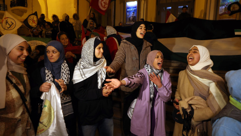 Mujeres ondean banderas palestinas para apoyar el nuevo acuerdo.