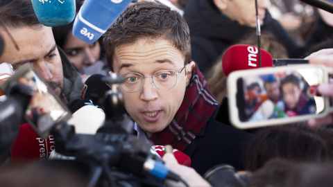 El exdiputado de Sumar y cofundador de Podemos Íñigo Errejón, atiende a los medios a las puertas de los juzgados de Plaza de Castilla, en Madrid, donde está citado a declarar como presunto autor de una agresión sexual a la actriz Elisa Mouilaá. EFE/Sergio Pérez