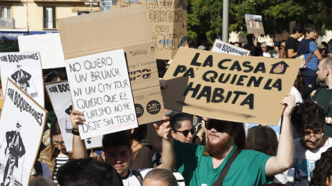 (Foto de ARCHIVO)Cientos de personas se concentran por el derecho a una vivienda digna en Málaga. A 09 de noviembre de 2024, en Málaga (Andalucía, España). Cientos de personas se han concentrado en una manifestación convocada por la plataforma 'Málaga para Vivir' que ha recorrido desde la Plaza de la Merced a la Plaza de la Constitución por el derecho a una vivienda digna.Álex Zea / Europa Press09/11/2024