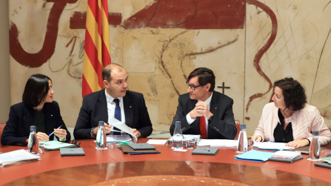 El president de la Generalitat, Salvador Illa, i els consellers Núria Parlon, Albert Dalmau i Alícia Romero en una reunió del Consell Executiu