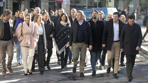 Los presidentes autonómicos del PP junto a Alberto Núñez Feijóo y miembros de la dirección nacional, durante un retiro de trabajo en Asturias.