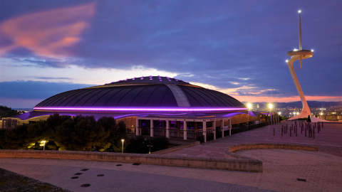 Imatge d'arxiu del Palau Sant Jordi, il·luminada durant el 8-M.