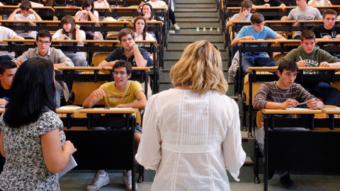 Una profesora dando clase en la Universidad