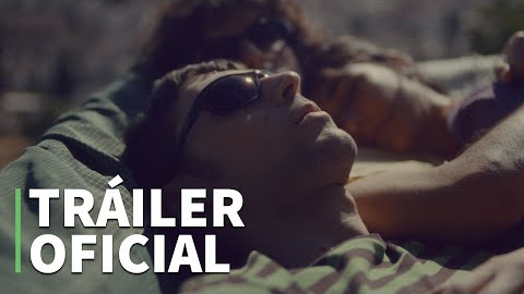 Tráiler de la película 'Segundo Premio', dirigida por Isaki Lacuesta y codirigida por Pol Rodríguez. 

Granada, finales de los 90. En plena efervescencia artística y cultural, un grupo de música indie vive su momento más delicado: la bajista rompe con la banda buscando su sitio fuera de la música y el guitarrista está inmerso en una peligrosa espiral de autodestrucción.  Mientras, el cantante se enfrenta a un complicado proceso de escritura y grabación de su tercer disco. Nadie sabe que ese disco cambiará para siempre la escena musical de todo el país.

Esta (no)es una película sobre los Planetas.

Estreno: 24 de mayo en cines (España). 

#SegundoPremio