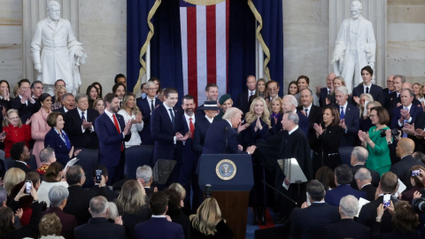 El presidente de Estados Unidos, Donald Trump, toma posesión del cargo presidencial en la rotonda del Capitolio de Estados Unidos en Washington.