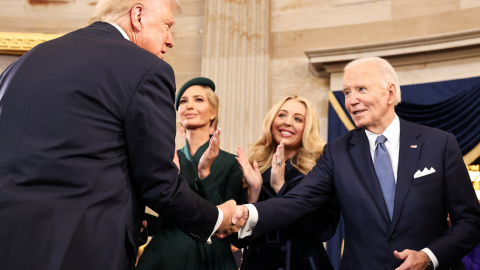 El presidente Donald Trump le da la mano al ahora expresidente Joe Biden.