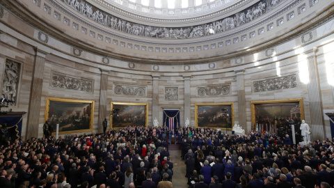 Los asistentes al acto aplauden al presidente, Donald Trump, en su toma de posesión en la Rotonda del Capitolio, en Washington.