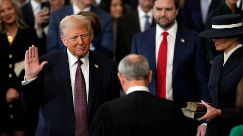 El presidente electo de Estados Unidos, Donald Trump, presta juramento ante el presidente del Tribunal Supremo, John Roberts.