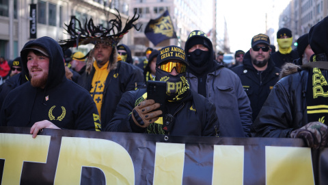 Miembros del grupo de extrema derecha Proud Boys se reúnen el día de la inauguración del segundo mandato de Donald Trump, en Washington, a 20 de enero de 2025.