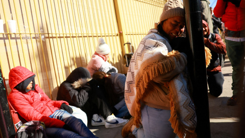 Margelis Tinoco, una migrante de Colombia, reacciona luego de recibir la noticia de que su cita con la Oficina de Aduanas y Protección Fronteriza (CBP) de Estados Unidos fue cancelada, el día de la toma de posesión del presidente Donald Trump.