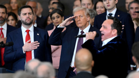 El vicepresidente de los Estados Unidos, JD Vance, y el presidente Donald Trump, mientras se interpreta el himno de su país, en el Capitolio, a 20 de enero 2025.