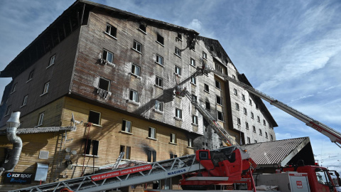 Los bomberos trabajan en el incendio ocurrido en un hotel de esquí en Bolu, Turquía, a 21 de enero de 2025.