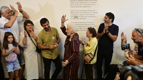 Celebración durante la rueda de prensa por el hallazgo de la nieta 139 por las Abuelas de Plaza de Mayo, a 21 de enero de 2025.