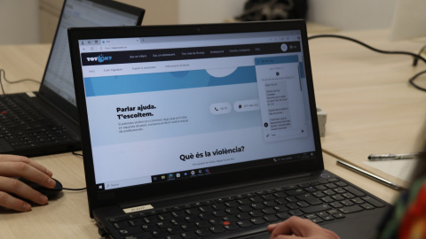 Nova pàgina web de 'Tot OK?' amb l'opció de xat i WhatsApp